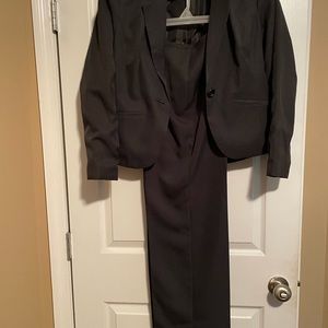 I’m reposting this item it’s a pin striped suits and it’s in very good condition